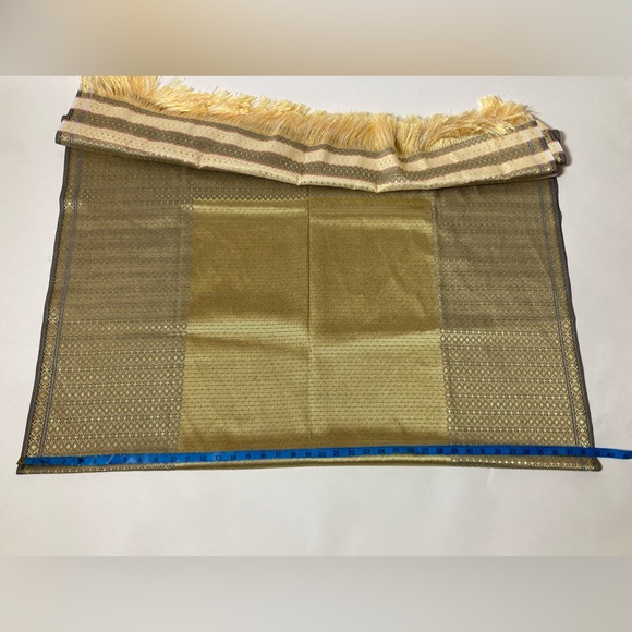 Silk Jacquard Woven Large Shawl Made in India - Picture 6 of 7